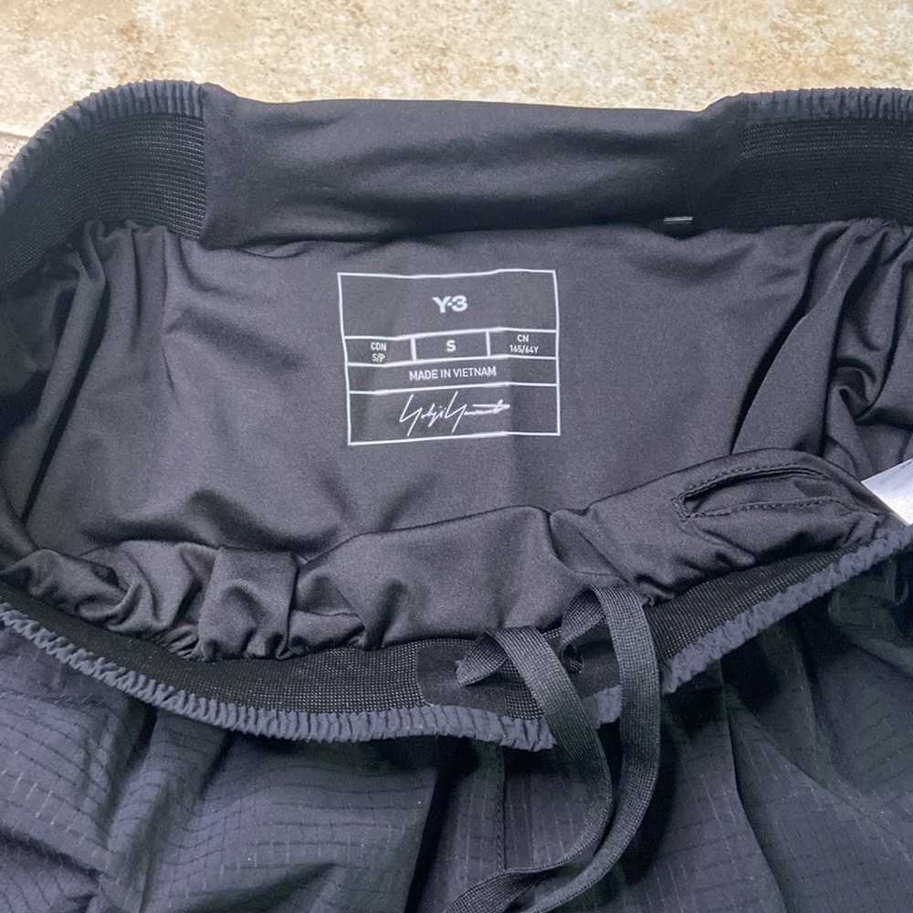 Y-3 Adidas Yohji Yamamoto Y-3 Logo-Printed Mid-Rise Running Shorts - Picture 14 of 15
